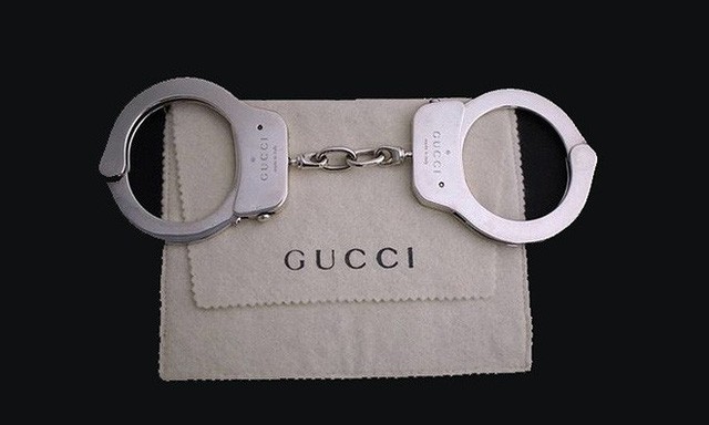 Gần 1,5 tỷ đồng là cái giá phải trả để sở hữu chiếc còng tay bằng bạc của Gucci - Ảnh 1.