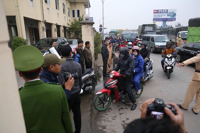 Tài xế quay đầu xe 6 lần để trả tiền lẻ, trạm thu phí QL5 dùng độc chiêu hóa giải - Ảnh 1.