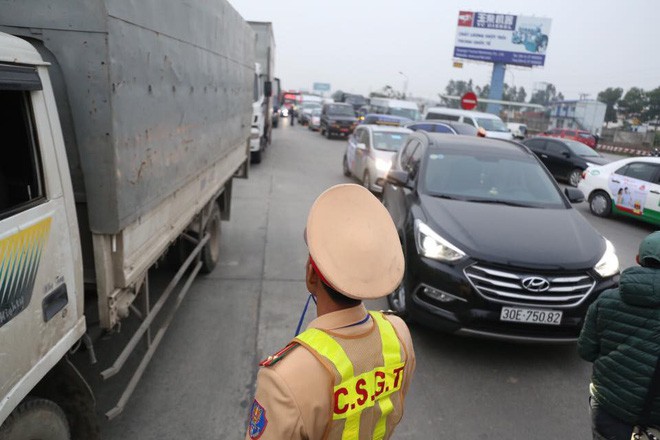 Tài xế quay đầu xe 6 lần để trả tiền lẻ, trạm thu phí QL5 dùng độc chiêu hóa giải - Ảnh 2.