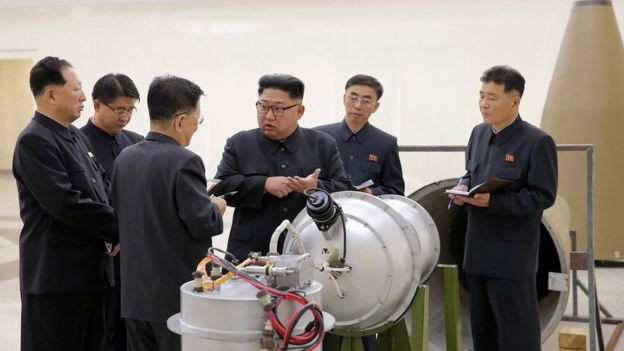 Triều Tiên vô tình lộ ảnh ‘bom nguyên tử’ trên sóng truyền hình quốc gia? - Ảnh 2.