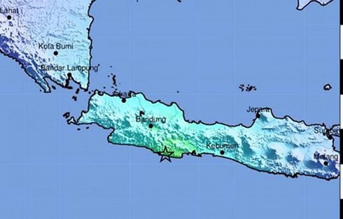 Indonesia cảnh báo sóng thần sau trận động đất mạnh làm 1 người chết - Ảnh 1.
