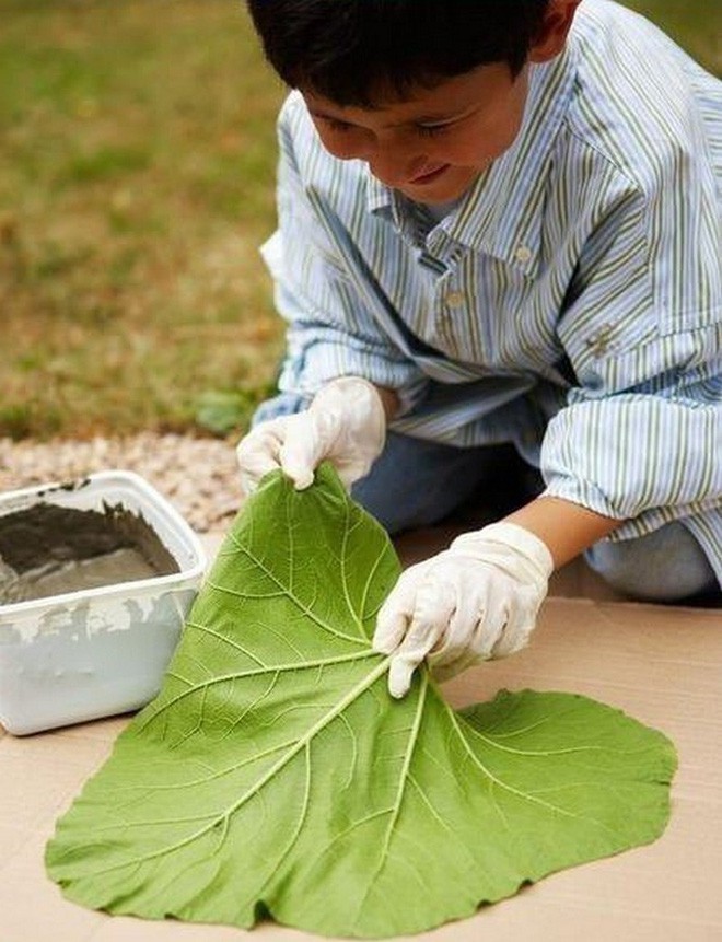 Cậu bé đem xi măng đổ lên lá cây, không ai ngờ đó lại là tuyệt tác người lớn cũng phải tấm tắc khen - Ảnh 2.