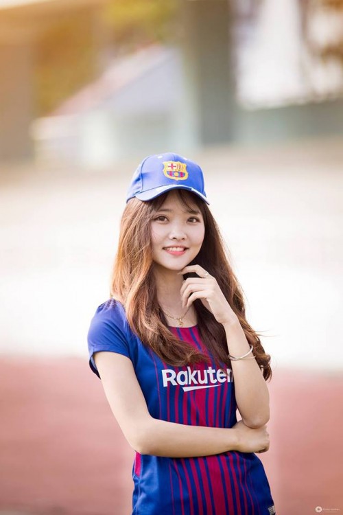 Á khôi Miss FC Barcelona 2016 Băng Băng: Xinh đẹp và vẽ cực ‘đỉnh’, đích thị ‘fan nhà người ta’! - Ảnh 1.