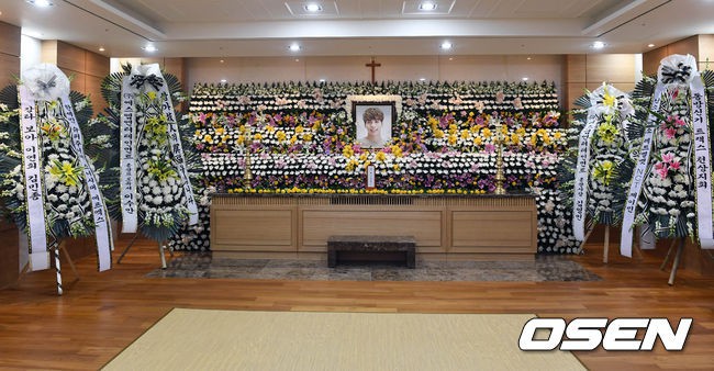Clip: SNSD, BTS cùng loạt sao sụt sùi đến viếng cùng vòng hoa, hàng dài fan ôm mặt khóc tiễn biệt linh cữu Jonghyun tại lễ tang - Ảnh 1.