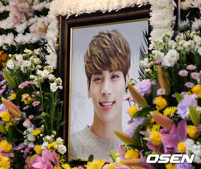 Clip: SNSD, BTS cùng loạt sao sụt sùi đến viếng cùng vòng hoa, hàng dài fan ôm mặt khóc tiễn biệt linh cữu Jonghyun tại lễ tang - Ảnh 2.