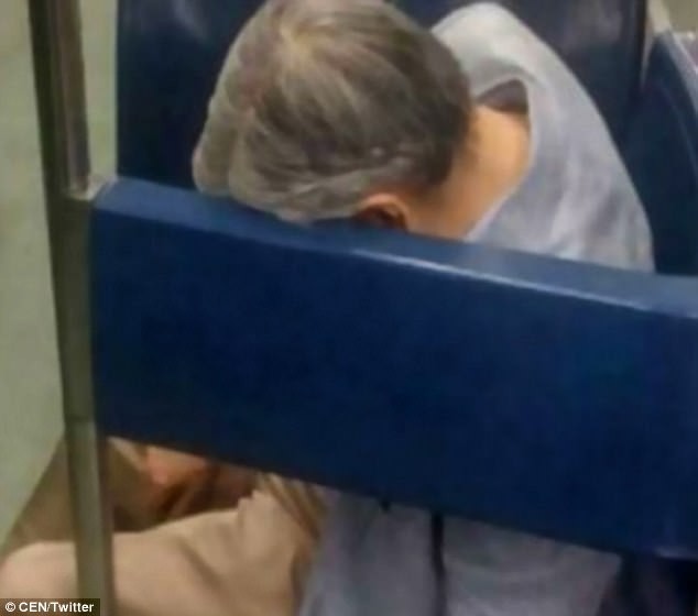 Không ai để ý người đàn ông ngủ gục nhiều giờ trên tàu điện ngầm, đến khi nhân viên đến đánh thức ông thì phát hiện sự thật kinh hoàng - Ảnh 1.