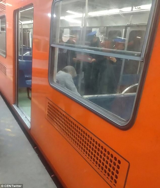Không ai để ý người đàn ông ngủ gục nhiều giờ trên tàu điện ngầm, đến khi nhân viên đến đánh thức ông thì phát hiện sự thật kinh hoàng - Ảnh 2.
