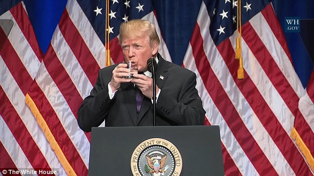 Đoạn video Tổng thống Donald Trump cầm cốc cả 2 tay, run run uống nước khiến nhiều người lo lắng - Ảnh 2.