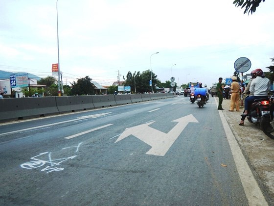 Tai nạn giao thông thảm khốc ở Bình Thuận, 2 người chết, 3 người bị thương nặng - Ảnh 1.
