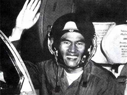 Trung tướng Phạm Tuân và bài học xương máu khi đối đầu với pháo đài bay B-52 - Ảnh 1.