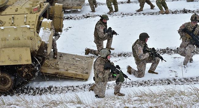 Thành “sàn đấu” giữa Mỹ-NATO và Nga, Ukraine rơi thế nguy hiểm - Ảnh 1.