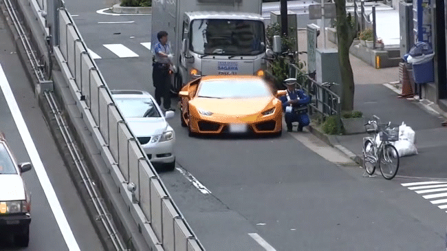 Cuộc rượt đuổi như phim hành động: Anh cảnh sát Nhật Bản đạp xe đuổi theo chiếc Lamborghini để ghi vé phạt - Ảnh 2.