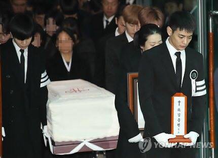Các thành viên SHINee gục khóc trong giờ đưa linh cữu Jonghyun đến nơi an nghỉ cuối cùng - Ảnh 2.