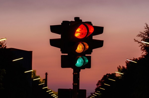 Vì sao đèn giao thông lại chọn màu xanh, đỏ, vàng chứ không phải bất kì màu nào khác? - Ảnh 1.