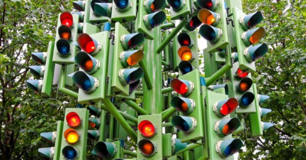 Vì sao đèn giao thông lại chọn màu xanh, đỏ, vàng chứ không phải bất kì màu nào khác? - Ảnh 2.
