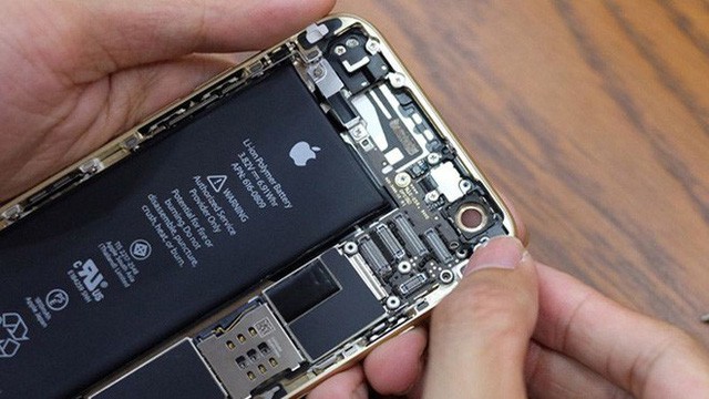 Apple chính thức thừa nhận cố tình làm chậm iPhone khi pin bị chai, để mang lại trải nghiệm tốt nhất cho người dùng - Ảnh 1.