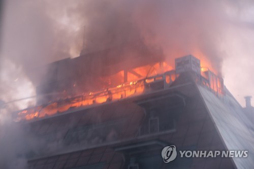 Cháy ở Hàn Quốc: Ngọn lửa bao trùm tòa nhà.