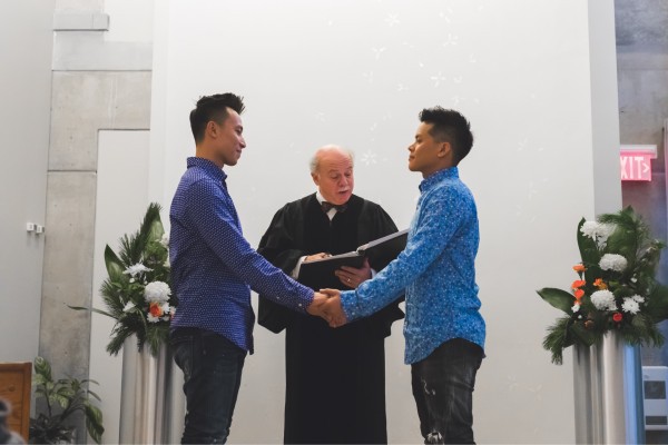 Sau 8 năm bên nhau, John Huy Trần và bạn trai chính thức đăng ký kết hôn tại Canada - Ảnh 1.