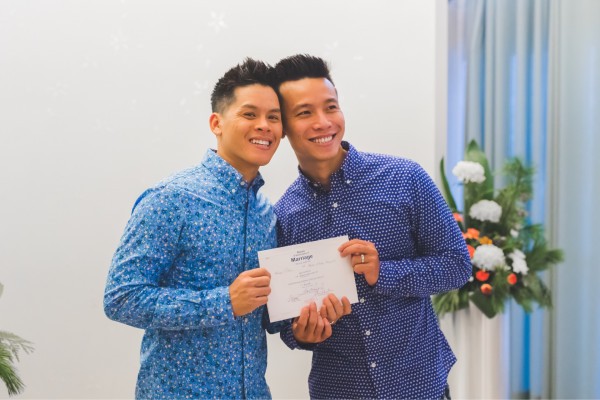 Sau 8 năm bên nhau, John Huy Trần và bạn trai chính thức đăng ký kết hôn tại Canada - Ảnh 2.
