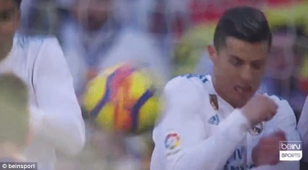 Messi âm mưu gì khi sút bóng trúng đầu Ronaldo? - Ảnh 1.