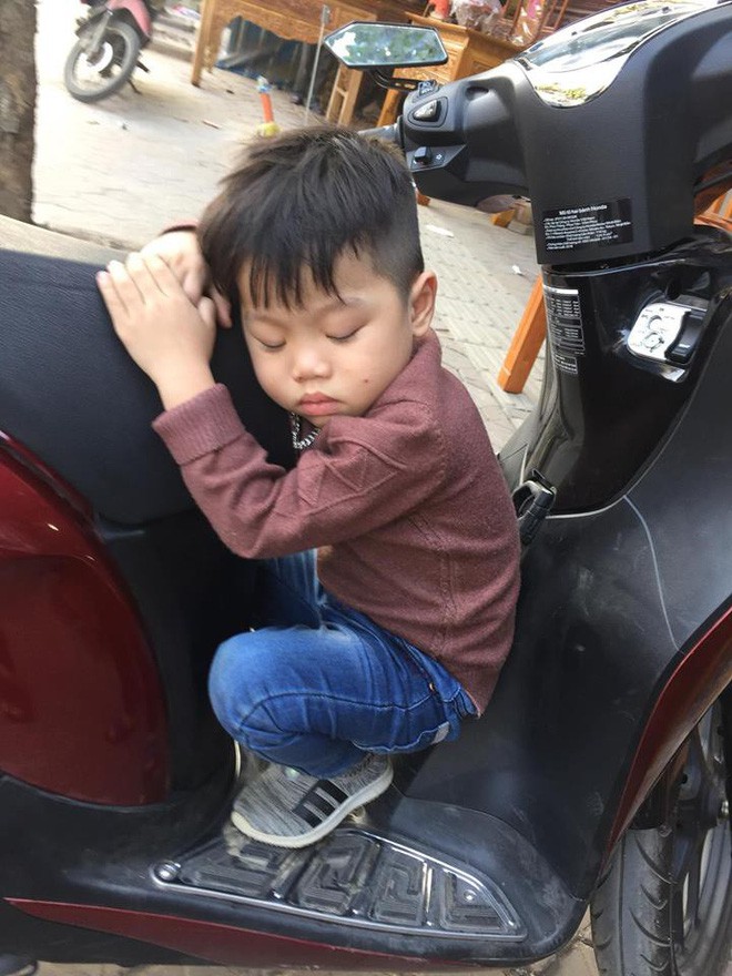 Phì cười với cậu bé mải giữ của mà ngủ quên trên xe mẹ lúc nào không hay - Ảnh 2.