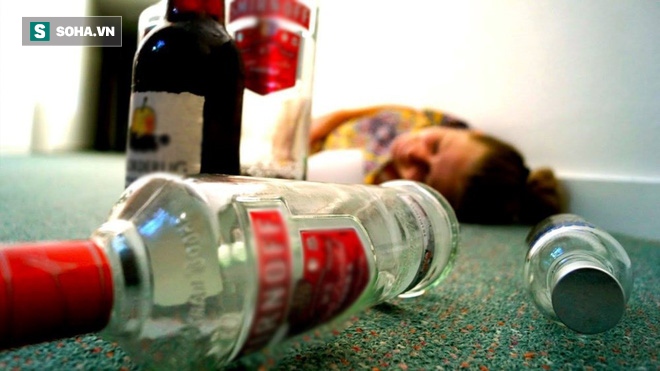 Thiếu nữ hôn mê sâu do uống quá nhiều rượu: Biểu hiện phải chú ý để cứu sống người ngộ độc - Ảnh 1.
