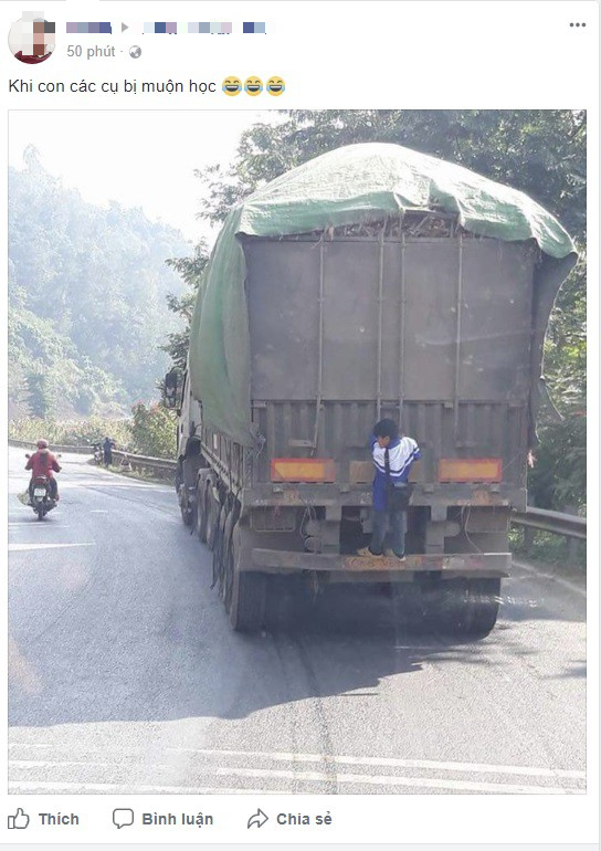 Từ hình ảnh cậu bé bám đuôi xe tải, dân mạng thi nhau kể lại chuyện nghịch dại thời trẻ trâu - Ảnh 1.