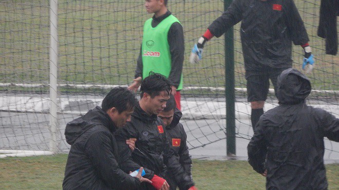 Công Phượng gặp chấn thương, U23 Việt Nam đội mưa tập luyện - Ảnh 2.