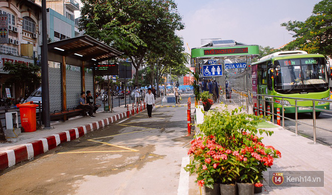 Cận cảnh trạm xe buýt 8,5 tỷ đồng, “sang chảnh” nhất trung tâm Sài Gòn và có nhà vệ sinh thông minh - Ảnh 1.