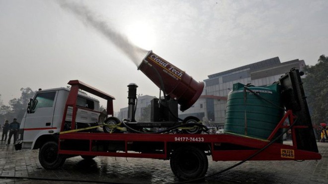 Đây là khẩu thần công giúp làm sạch bầu không khí ô nhiễm tại New Delhi, Ấn Độ, có thể phun 100 lít nước/phút - Ảnh 1.