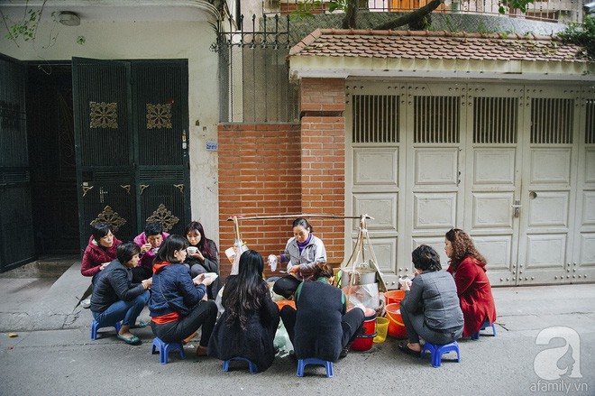 Gánh chè trôi nhân thịt 30 năm nép bên ngõ Đê Tô Hoàng, chừng 2 tiếng bán cả chục thùng hết veo - Ảnh 1.