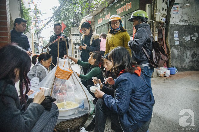 Gánh chè trôi nhân thịt 30 năm nép bên ngõ Đê Tô Hoàng, chừng 2 tiếng bán cả chục thùng hết veo - Ảnh 2.