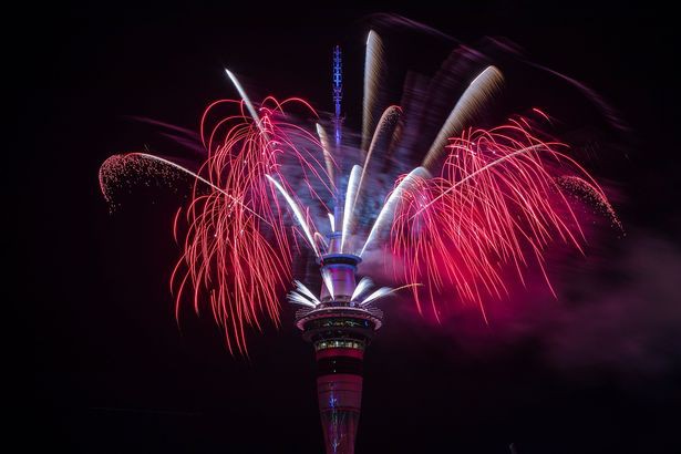 New Zealand chào mừng năm 2018 bằng pháo hoa từ Sky Tower nổi tiếng - Ảnh 1.