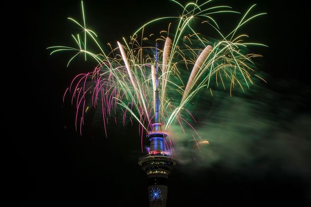 New Zealand chào mừng năm 2018 bằng pháo hoa từ Sky Tower nổi tiếng - Ảnh 2.