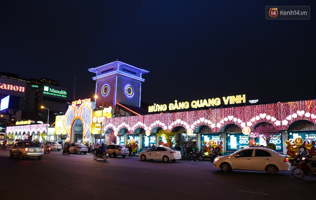 Lại tranh cãi về cách trang trí trái tim đỏ rực ở cổng chính chợ Bến Thành Sài Gòn - Ảnh 11.
