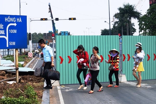 Giao thông cửa ngõ Tân Sơn Nhất hỗn loạn trong ngày đầu phân luồng - Ảnh 10.