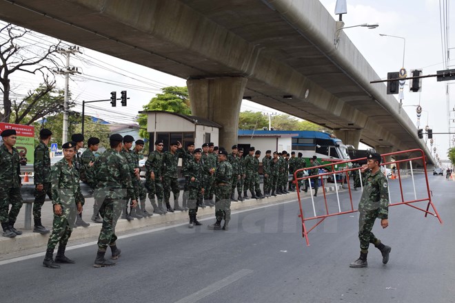 Cận cảnh cuộc đối đầu trong ngôi đền Dhammakya ở Thái Lan - Ảnh 11.