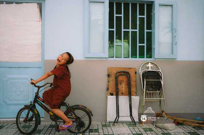 Gia đình vé số Sài Gòn: Ba mẹ ăn chuối luộc thay cơm, hai con gái không biết đến thịt cá - Ảnh 12.