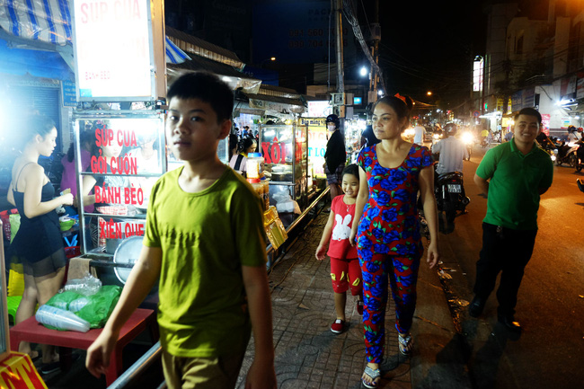  Ghé chợ hàng rong Sài Gòn nghe chuyện phố, nếm nhộn nhịp đô thành - Ảnh 11.