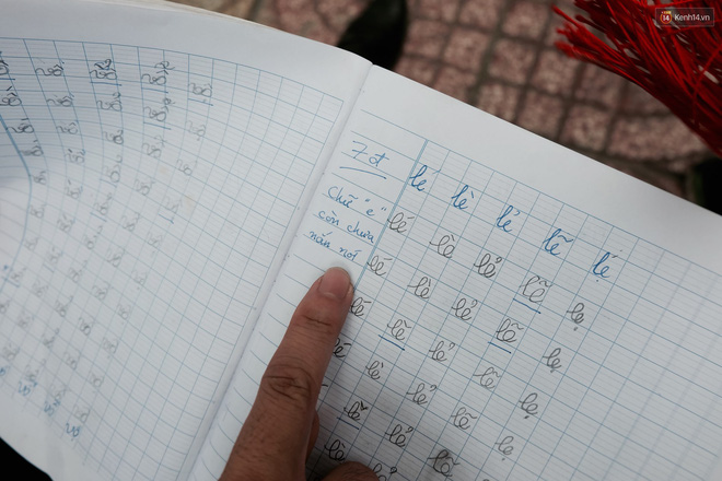 Anh nhân viên ngân hàng dành giờ nghỉ trưa mỗi ngày để dạy chữ cho cô bé vé số ngay trên vỉa hè Sài Gòn - Ảnh 11.