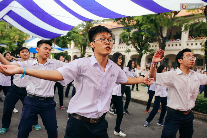 Teen chuyên Lê Hồng Phong (TP.HCM) và màn nhảy flashmob tập thể đầy cảm xúc trong lễ bế giảng - Ảnh 11.