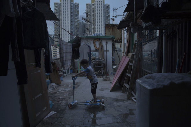Đằng sau sự hoa lệ của Hồng Kông là số phận lay lắt của những người nghèo trong căn phòng chỉ rộng 1,6m2 - Ảnh 11.