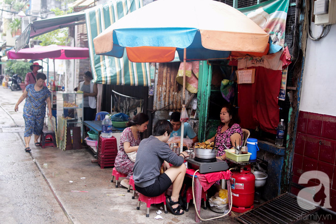  Chuyện cô Ba Sài Gòn có nụ cười giòn tan: Bán phá lấu 28 năm, nuôi 7 miệng ăn và mua nhà 3 tỷ - Ảnh 11.