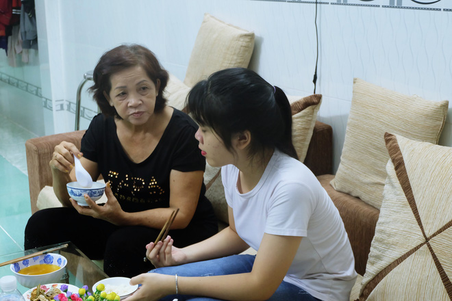 Mẹ bỏ đi, bà nội 60 tuổi làm giúp việc, chạy xe ôm nuôi 3 đứa cháu ở Sài Gòn - Ảnh 11.