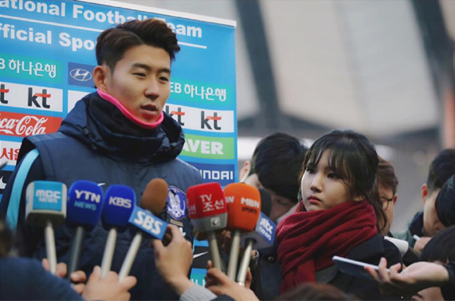 Nữ phóng viên xinh đẹp Hàn Quốc làm xao xuyến bao chàng trai ở sân Thống Nhất - Ảnh 11.