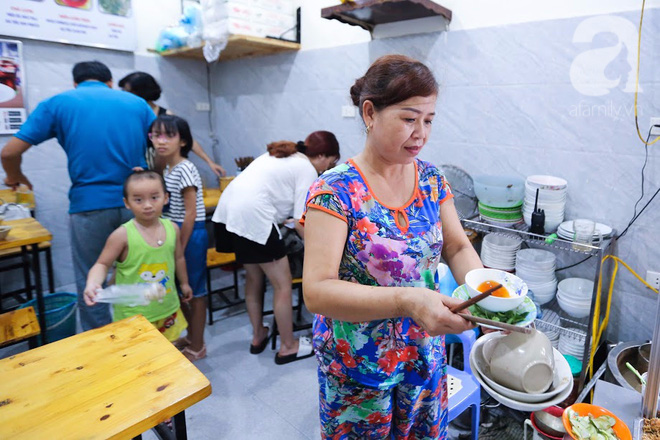  Chớm thu, ghé ăn miến lươn 30 năm tuổi trên phố cổ, quán chưa đến 10m2 mà mỗi ngày hết veo 2 tạ - Ảnh 11.