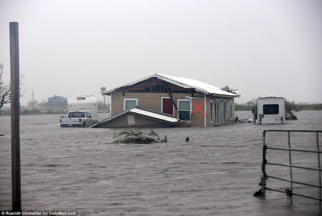 Những hình ảnh khủng khiếp khi siêu bão Harvey đổ bộ bang Texas, Mỹ: Nhà cửa tan hoang, đã có người chết - Ảnh 13.