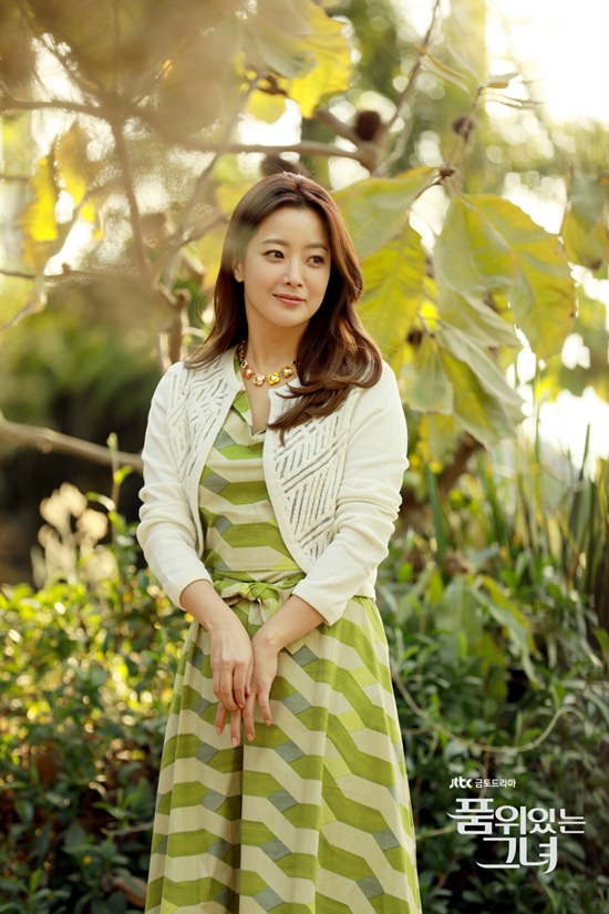 Kim Hee Sun: Nữ hoàng truyền hình từng muốn bỏ nghề vì con gái bị chê xấu - Ảnh 11.