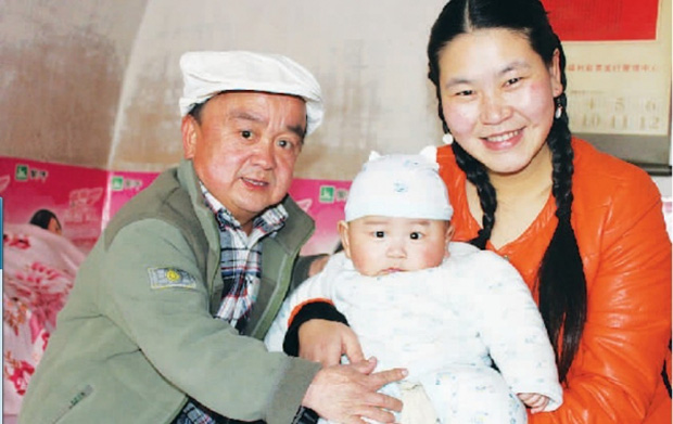 Chỉ cao hơn 1 mét, sao nam Thiên Long Bát Bộ vẫn có tổ ấm hạnh phúc bên bà xã kém 18 tuổi - Ảnh 11.
