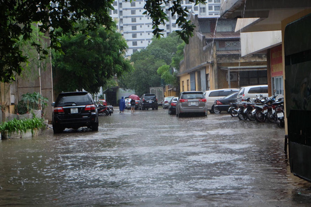 Người dân từ các tỉnh đổ về Thủ đô chật vật di chuyển trong mưa lớn sau kì nghỉ lễ kéo dài - Ảnh 11.